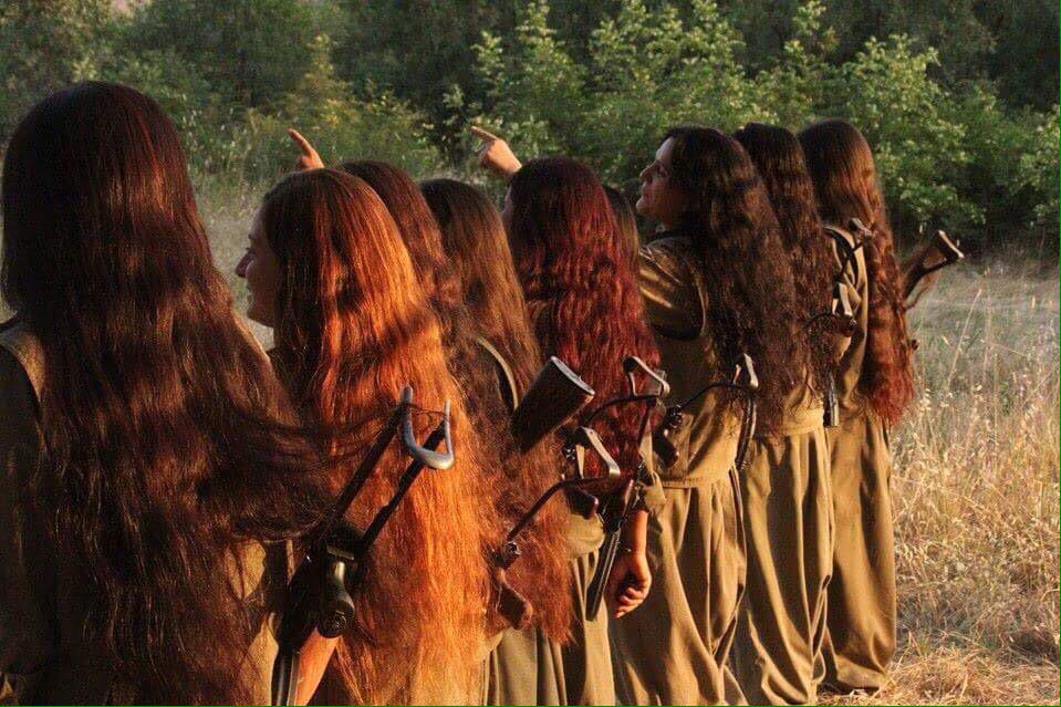 Nav_Roj's tweet photo. Eğer bir yerde erkekler öldürüyosa kadının görevi yaşamı savunmaktır kadının savunduğu #RojavaDevrimi3Yasinda http://t.co/CpeW0W3LPN