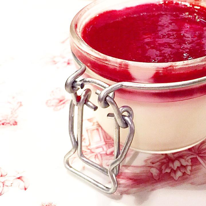 🍧 IOGURT 🍧 amb confitura de maduixa a <a href="/Garrigaskitchen/">lacuinadengarriga</a>. Un espectacle! instagram.com/p/5Si-l3iZyf/ #gastropindoles