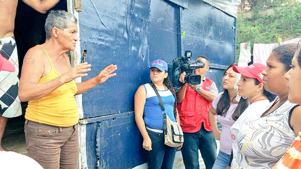 YekuanaMartinez's tweet photo. Desde la comunidad Agua China en Macarao, visitando a familias en la 2da fase de la Gran Misión @HogarDeLaPatria http://t.co/trw8H8mt2s