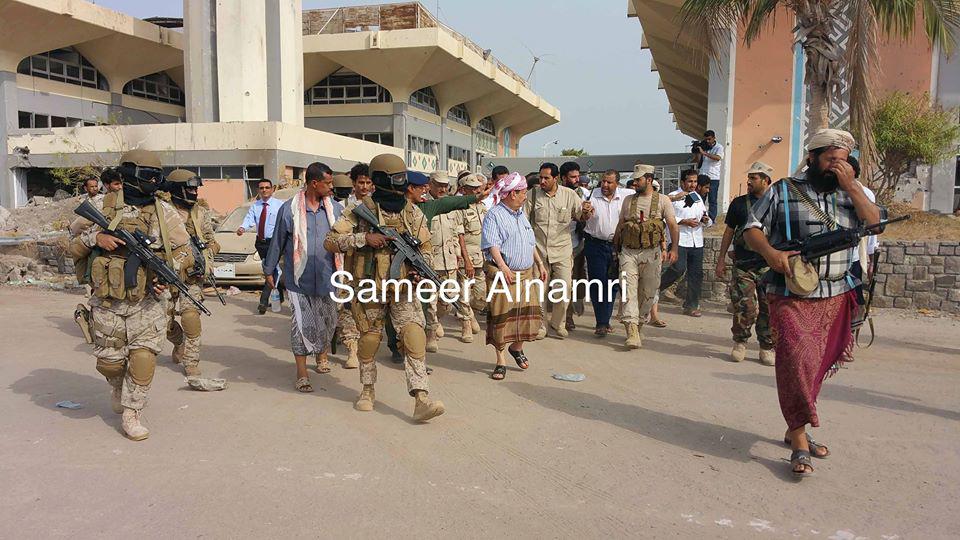 الحوثيون يواصلون تراجعهم في عدن وقوات هادي تُسيطر بعد المطار على الميناء CKONOY9VEAAa7tG
