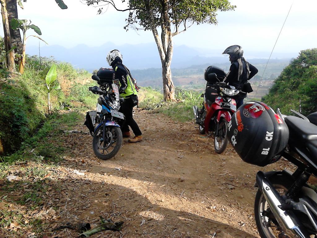 Lagi nularin virus oom, barang kali ajh tertular virus jalan rusak,
<a href="/ExploreKuningan/">#Explore_kuningan </a> 
Wkwkwkwkkk :P