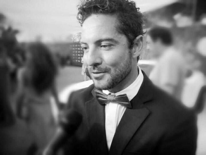 agenda_bisbal's tweet photo. ¡Comienzan los @PremiosPLATINO #Marbella en La 1 de TVE! Ahora a esperar la actuación de nuestro @davidbisbal 🎤 http://t.co/6eCTGcPgQP