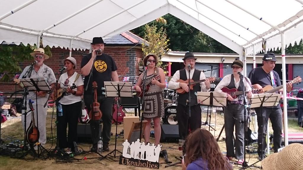 chobham_morris's tweet photo. #ukelele band @KnaphillShow today. Fab! http://t.co/lBrN4HkxlH
