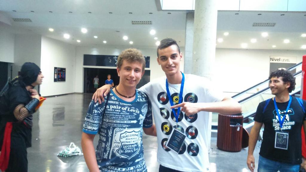 liandoporros_'s tweet photo. Con @Granbomba 
#dreamhack2014 vs #dreamhack2015 http://t.co/j4hNTanOD2