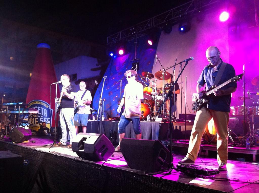 JordiSeguer's tweet image. Dins de l'Eixamplem la festa avui doble concert amb La Salseta del Poble Sec i 1972 Rock Band, a la plaça Dr.Trueta