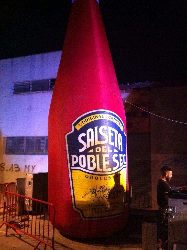 JordiSeguer's tweet image. Dins de l'Eixamplem la festa avui doble concert amb La Salseta del Poble Sec i 1972 Rock Band, a la plaça Dr.Trueta