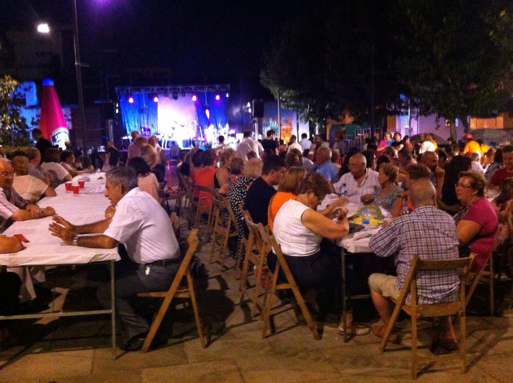 JordiSeguer's tweet image. Dins de l'Eixamplem la festa avui doble concert amb La Salseta del Poble Sec i 1972 Rock Band, a la plaça Dr.Trueta