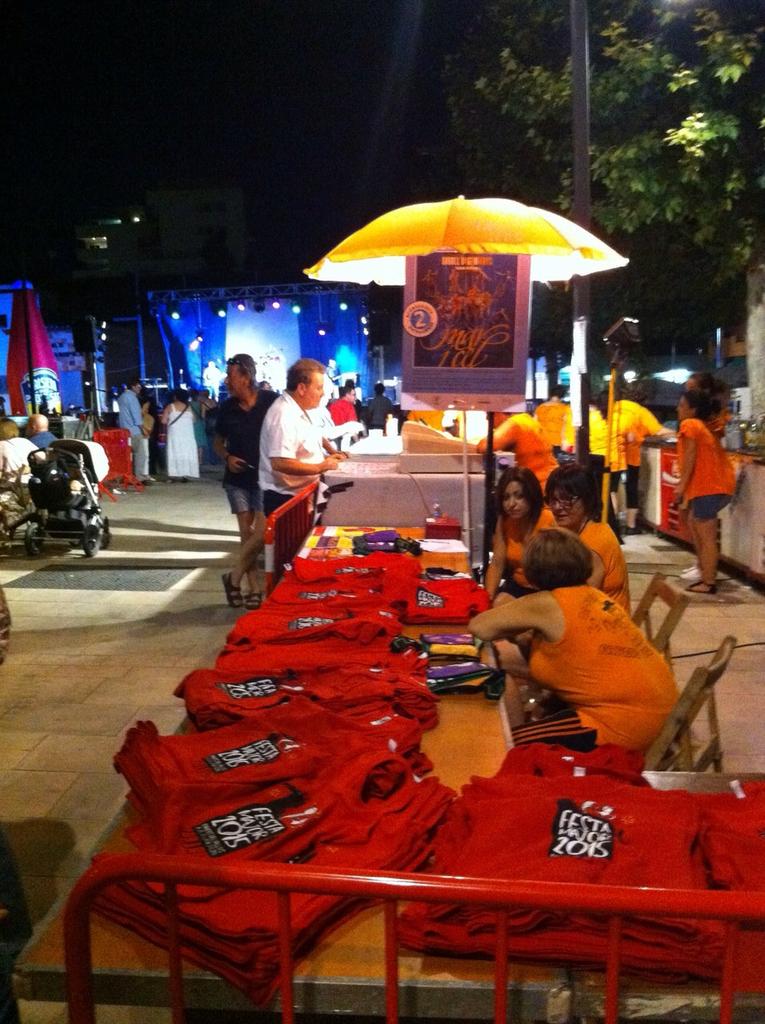 JordiSeguer's tweet image. Dins de l'Eixamplem la festa avui doble concert amb La Salseta del Poble Sec i 1972 Rock Band, a la plaça Dr.Trueta