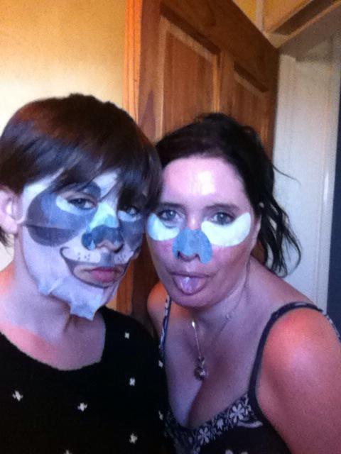 amythepanda101's tweet photo. Havin a pamper sesh with my mummy http://t.co/4NdlsqqL33