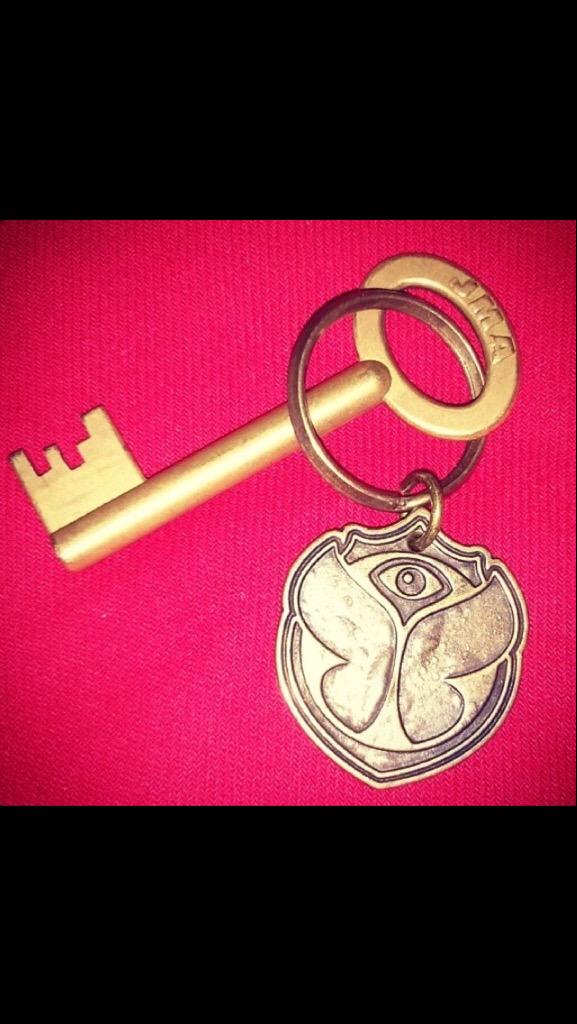 DirtyLine_Music's tweet photo. La llave que todo el mundo quisiera tener, entrada al paraíso,entrada a la felicidad #tomorrowland @Shoplift_Djs 👊🏽👊🏽 http://t.co/VlOyzGtgC2