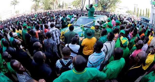 Mwanza residents in huge numbers welcome CCM's Presidential candidate #DrJohnPombeMagufuli in the rock city today