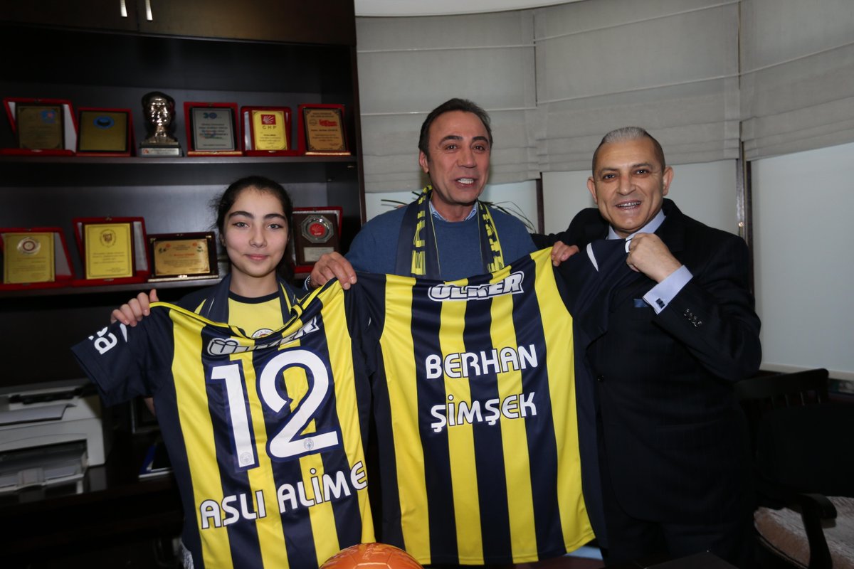 Yrddocdr Sedathayran On Twitter Sanat Siyaset Ve Entertainment Dunyasinin Cok Farkli Bir Portresi Degerli Sanatci Ve Siyasetcimiz Berhan Simsek Bey Http T Co L99agjauva Twitter