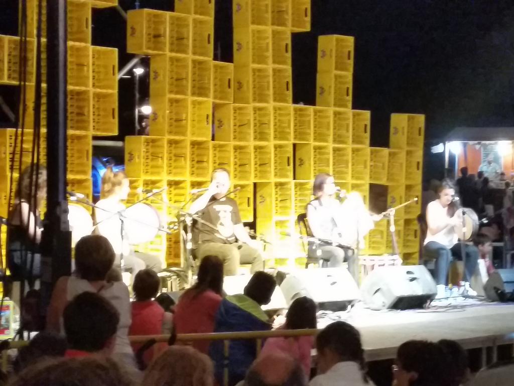 Al @Paupaterres música amb <a href="/Aluspear/">Alu Spear</a> i després <a href="/kepajunkera/">Kepa Junkera</a> i #sorginak
@RevistaBenna