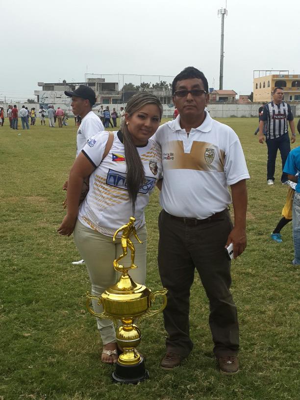 CA_MINEIRO's tweet photo. Presidente y Secretaria  del Club  junto a la Copa del Vicecampeonato. http://t.co/4mGXXmxLn0