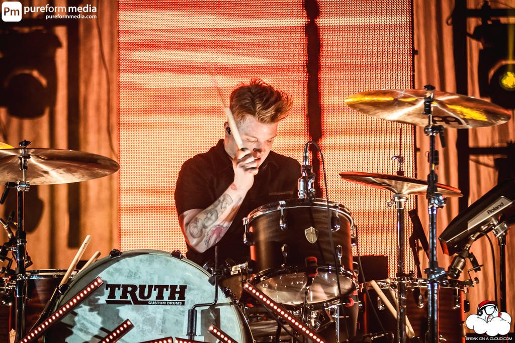 Hoje é aniversário do Aaron Gillespie, o baterista que acompanha a banda nas turnês! Happy Bday <3 