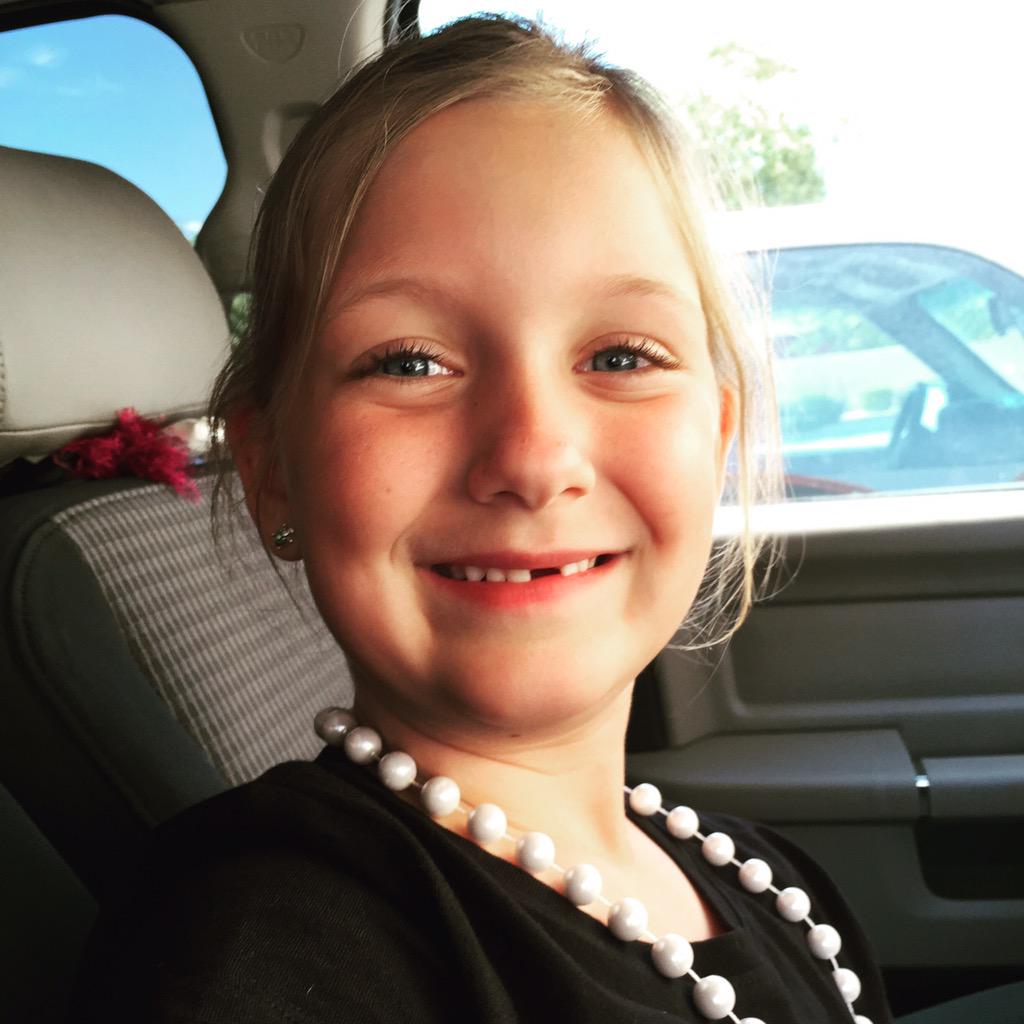 keithzoeteman's tweet image. Lost her first tooth. #ToothFairy #2frontTeeth #yea