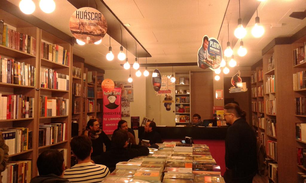 ManodeSombra's tweet photo. En la charla sobre #TheLibro en la @queleochile del Forestal. @remistofeles http://t.co/RzY7eAJJoO