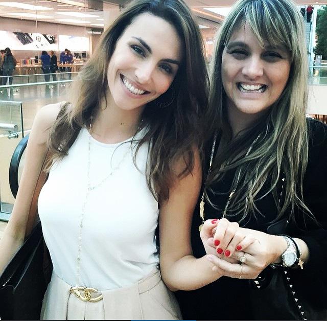 Melporai's tweet photo. Mel e a Fabiana que faz parte da equipe do programa, ontem em foto após o almoço entre as duas. #melporaí http://t.co/npqAJ54jAN