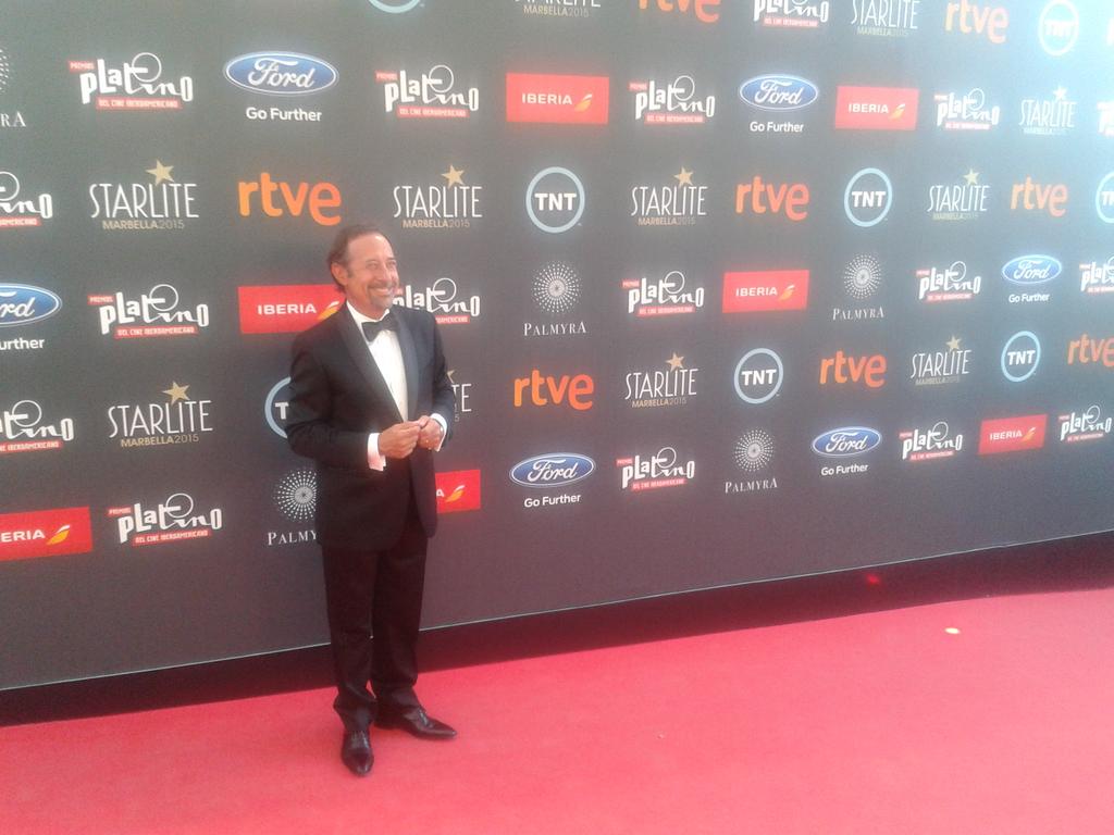 PremiosPLATINO's tweet photo. #MomentosPLATINO Guillermo Francella derrochó sentido del humor en la Alfombra PLATINO y durante la Gala. http://t.co/JDmeLfjulk