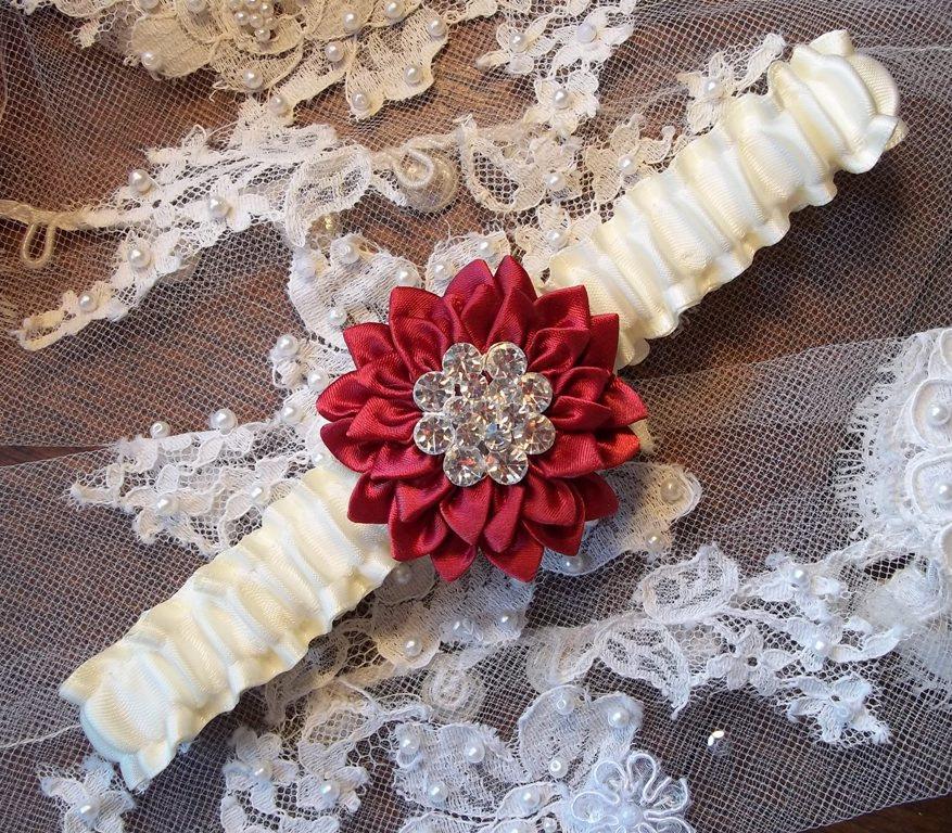 allaheartdesire's tweet image. Red Wedding Garter, Red Daisy on Ivory, Garter, Bridal Garter wit… etsy.me/1HBDaqI #weddingchatter #AppleRed