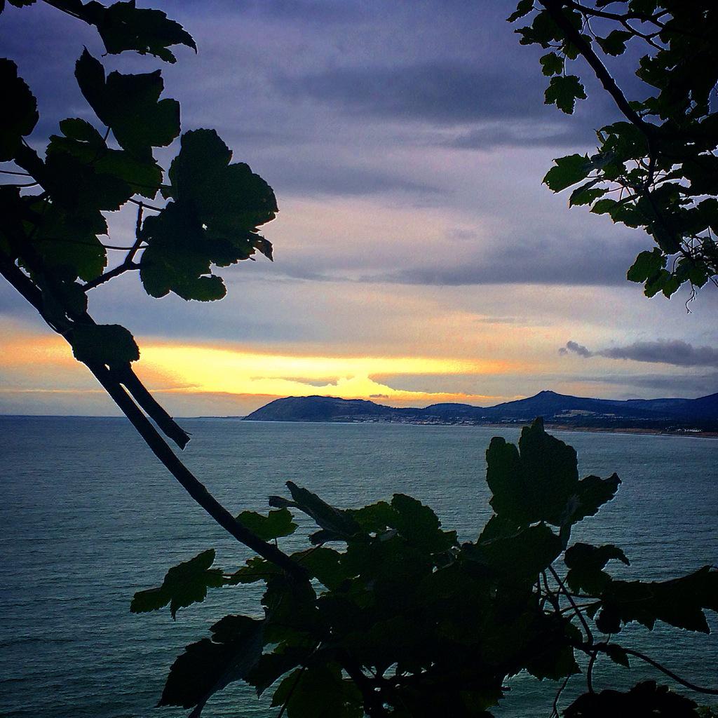 OlMcCabe's tweet photo. #sunset over #Wicklow #Mountains #exquisite view from #Dalkey http://t.co/pW719l9IWb