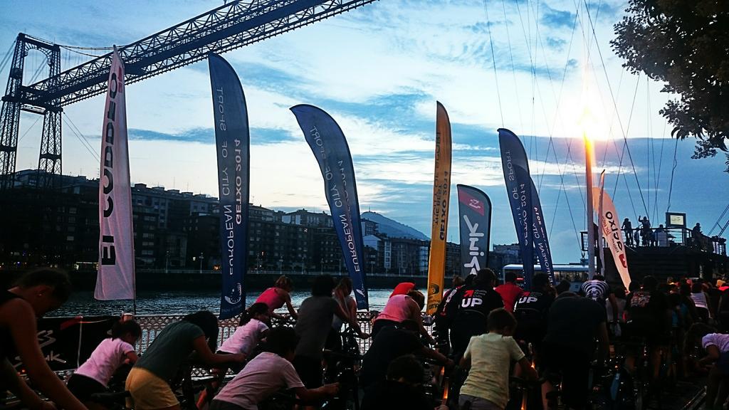 GoizaneGernika's tweet photo. "Piztu barre bat....piztu zubia"...Larunbat gaberako plan bikaina!!! #spinningsolidarioa #StopSanFilipo 🎶🎶🎶🚲🚲🚲 http://t.co/0t0gXtFKa4