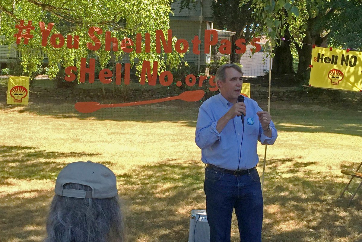 SenJeffMerkley's tweet image. Great to stand w/@350_PDX &amp;amp; @SierraClub at Columbia Park today to say #ShellNo to #Arctic drilling! #YouShellNotPass