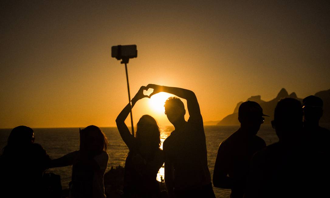 .@Flavia_OGlobo: 'Tecnologia virou o 3º vértice de um triângulo que une e separa casais' glo.bo/1fdSXzf
