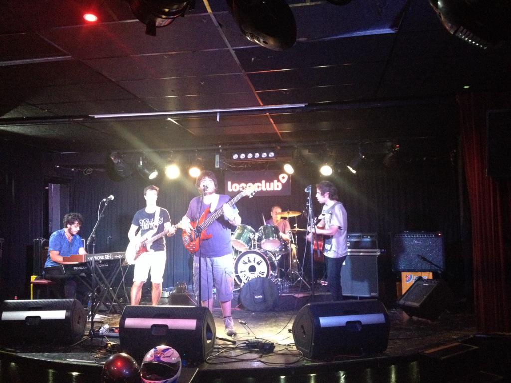 TCCR4G's tweet photo. #salvandoalmundo #tomateloconcalma #blaullampec en directo! Que peazo festival! http://t.co/fUQqrtVymg