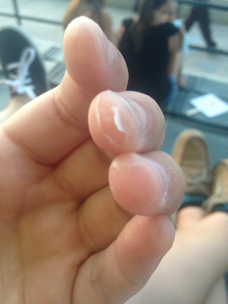 guitarprobsonly's tweet photo. Water and guitar calluses don't mix.... #GuitarProbs http://t.co/dKxjsvrpxO