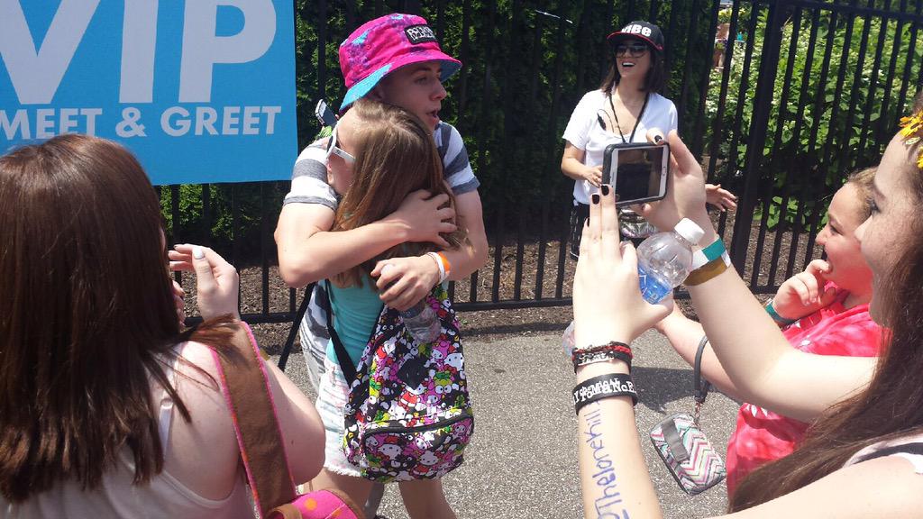 Allystroll's tweet photo. @bruhitszach @Bruhitszach_mom sorry if I scared you with my huge bear hug #DigiFestGoals #DigiFestCLV http://t.co/AJ1QO4rt3r