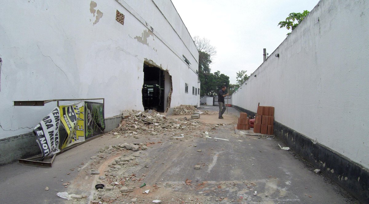 Bandidos roubam caixas eletrônicos de shopping no Rio com ajuda de retroescavadeira. glo.bo/1HGCNq1