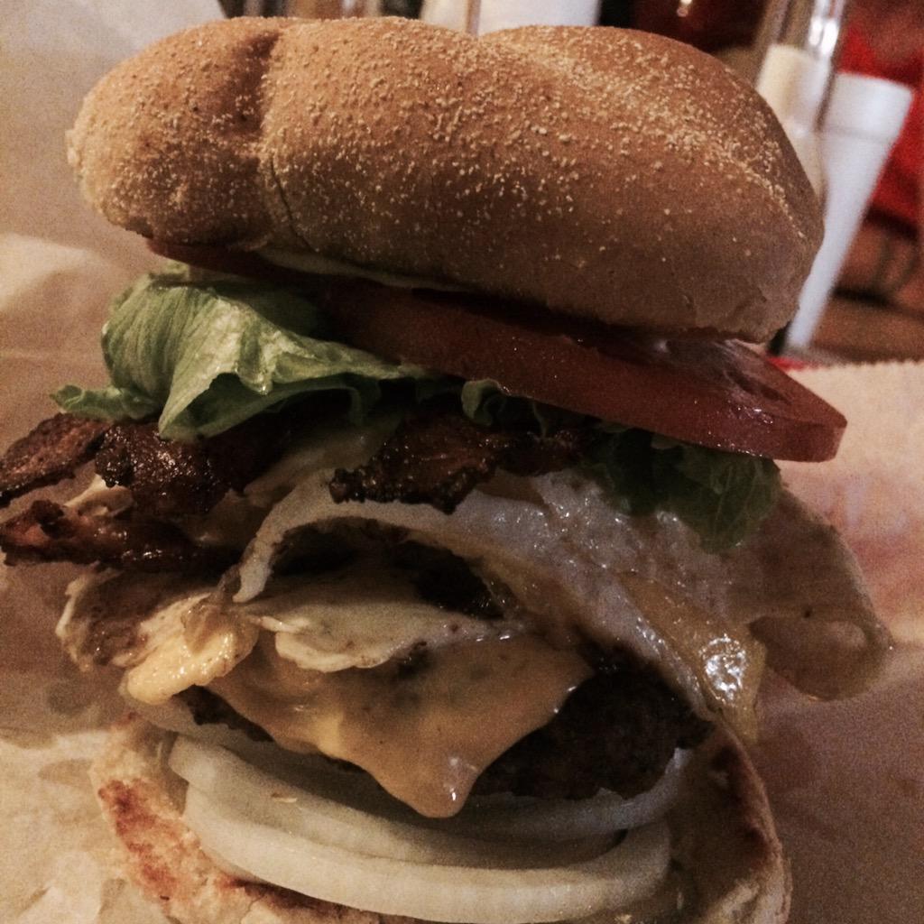 theREALdancox's tweet photo. double bacon, double fried egg, double cheese burger... #edzwingz #shortbusbbq @ShortBusBBQ @edzwingz http://t.co/9Fh1ChbM4s