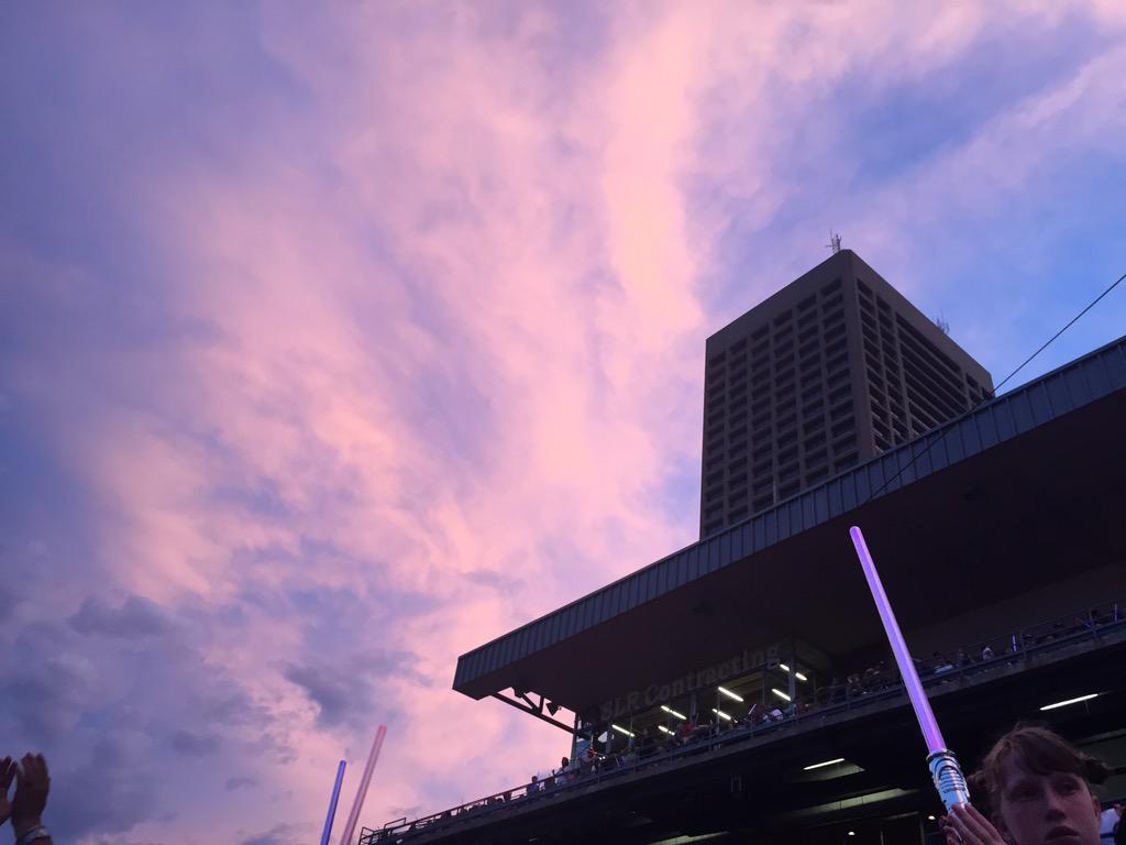 CazesRich's tweet photo. #BisonsSWN @BuffaloBisons post game sky! http://t.co/i5om4zR8RJ