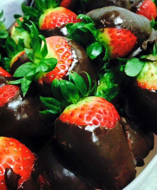 chef_rogerio's tweet photo. Morangos com chocolate 🍓 http://t.co/5nFGcUDr6w