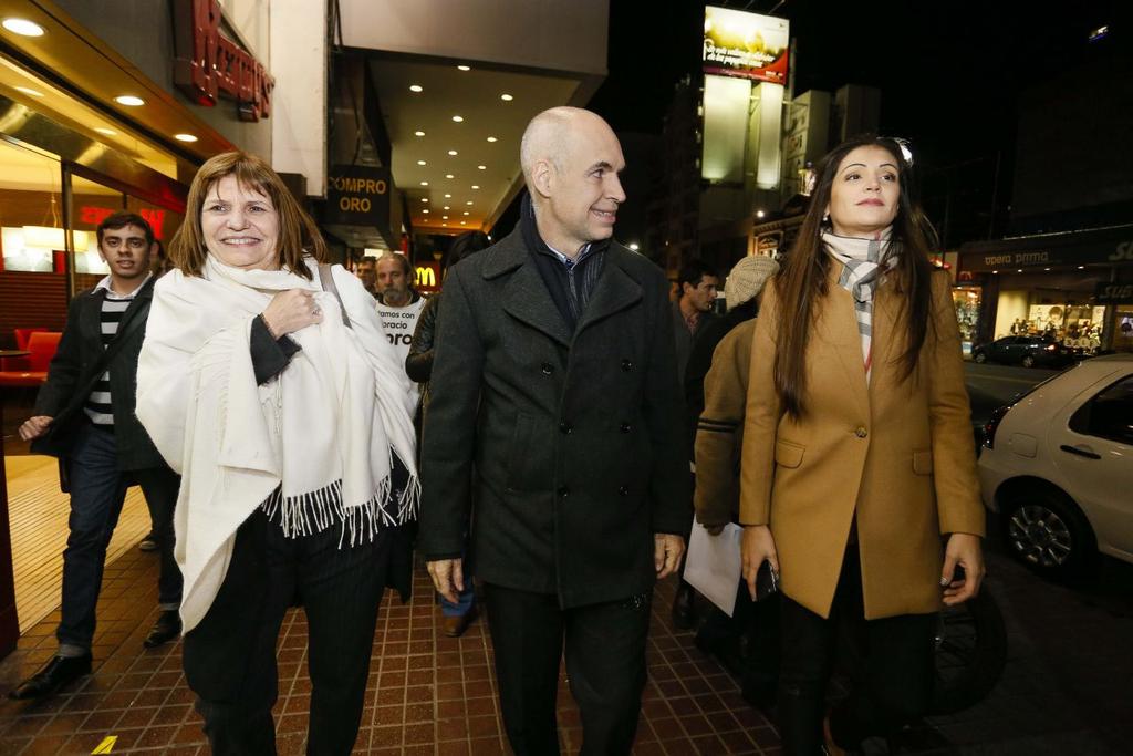 CaroBaroneBA's tweet photo. Asi fue el cierre en Belgrano con toda la Militancia y vecinos junto a @horaciorlarreta #AhoraMasJuntosQueNunca http://t.co/KhyLtuZ4dF