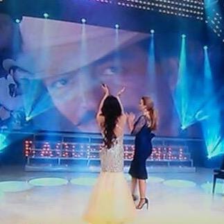 May_Chavez's tweet photo. Mi @nadiamusica rindiéndole homenaje a Joan #HastaSiempreJoan http://t.co/V6KcfawUsj
