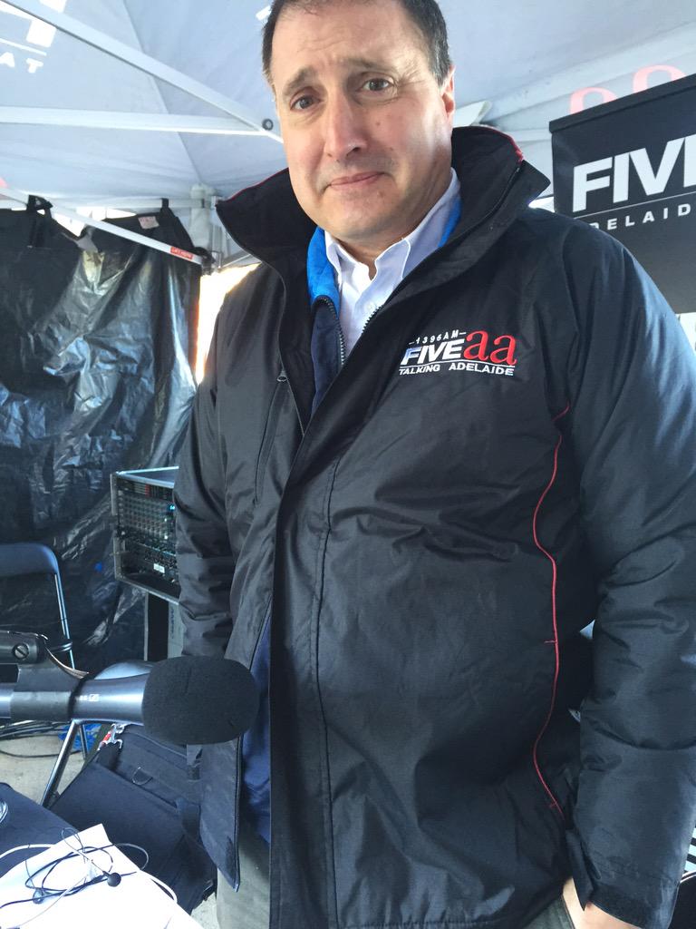 1395FIVEAA's tweet image. Bit chilly at @TheAdelaideOval - so @michelangeloruc has gone the #DoubleJacket #AFLPowerCrows