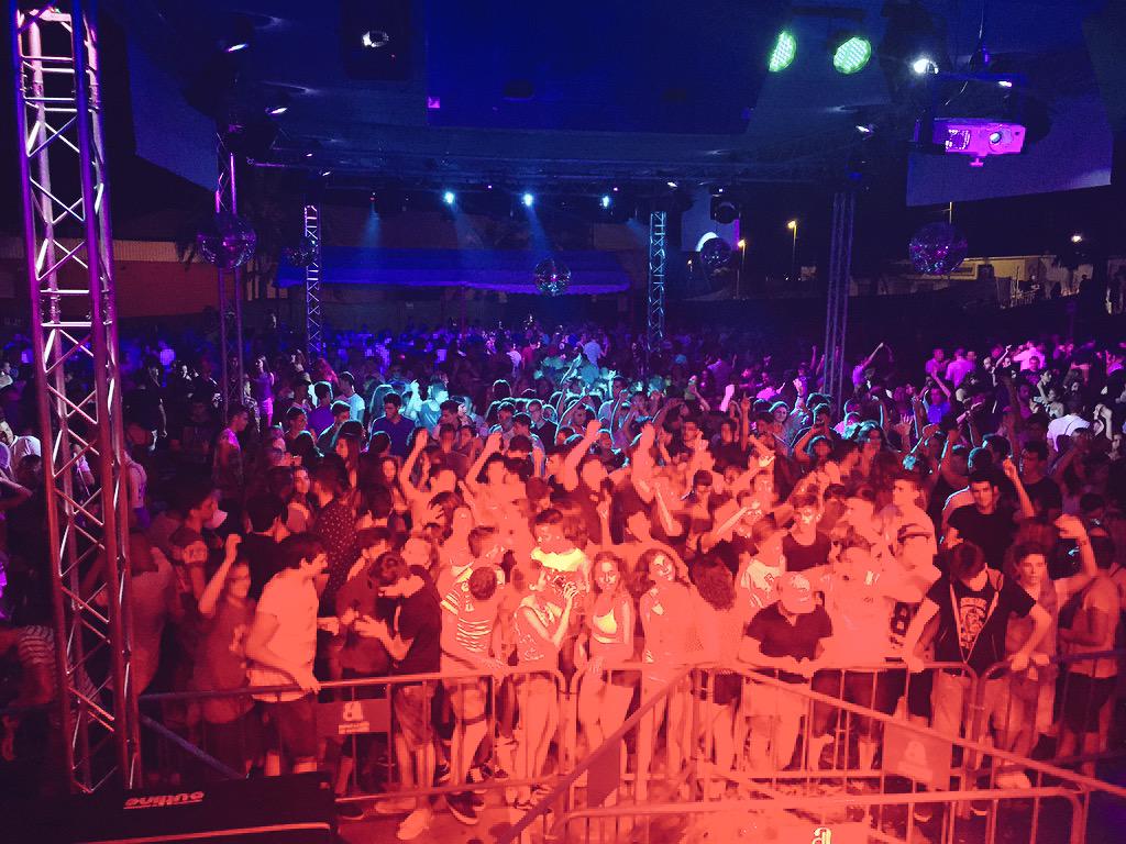 DjManuelMoreno's tweet photo. Noche 2/10 #BarracaPopular @Area33Costa @CristianGilDj @DjManuelMoreno en cabina !!! #Guardamar http://t.co/deO5TVQVqn