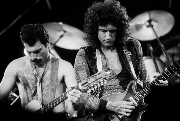 Efemerides_es's tweet photo. Hoy cumple 68 años Brian May, guitarrista, compositor y vocalista de Queen. http://t.co/zD9qdqPE7w