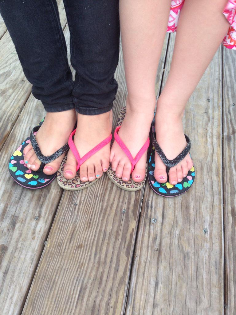 Jdtaylor2Taylor's tweet photo. @rheadur little girls having fun at the beach🌴👡 http://t.co/fmv7eOWDnE