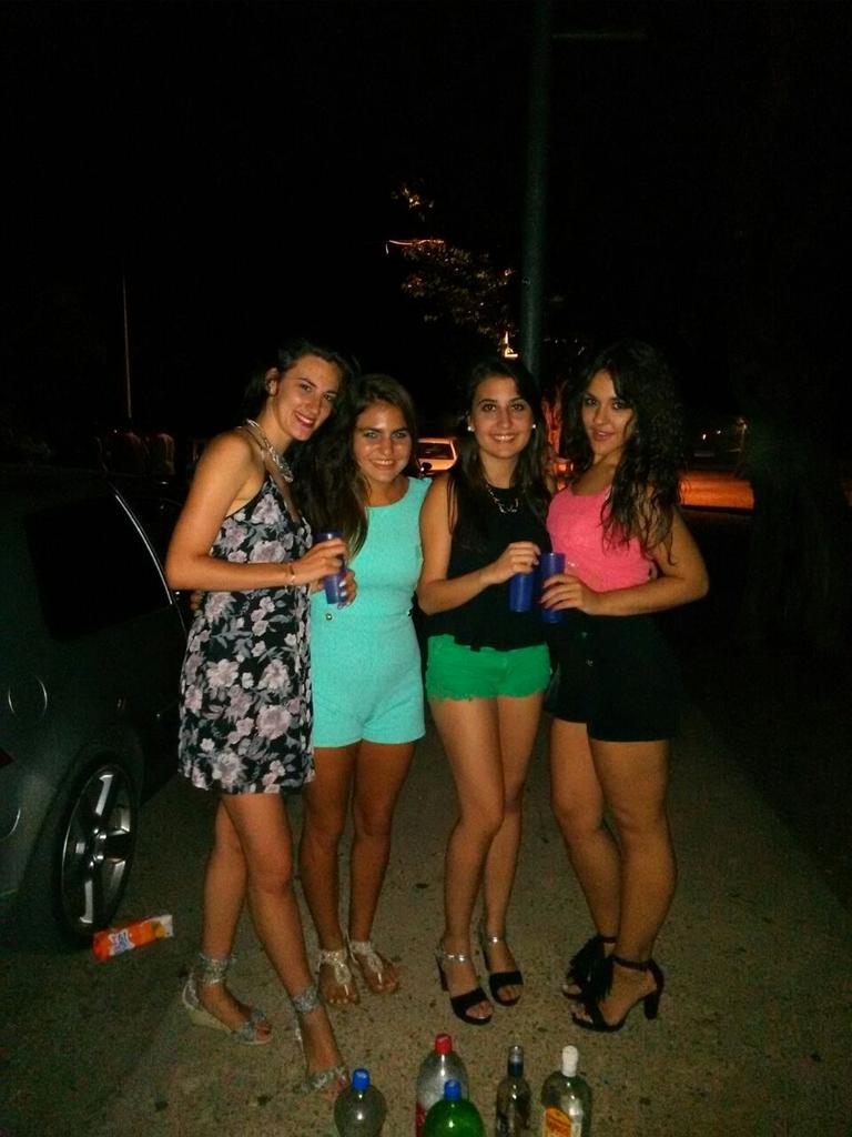 Irsepa's tweet photo. Y seguimos en la noche malagonera... #MisJuristasGuapas #Veranito #GinebraParaTodosBaby @Sandra21_ss @celiaaa22 😋🔝🎶🎉👏 http://t.co/eV3YhciBpG