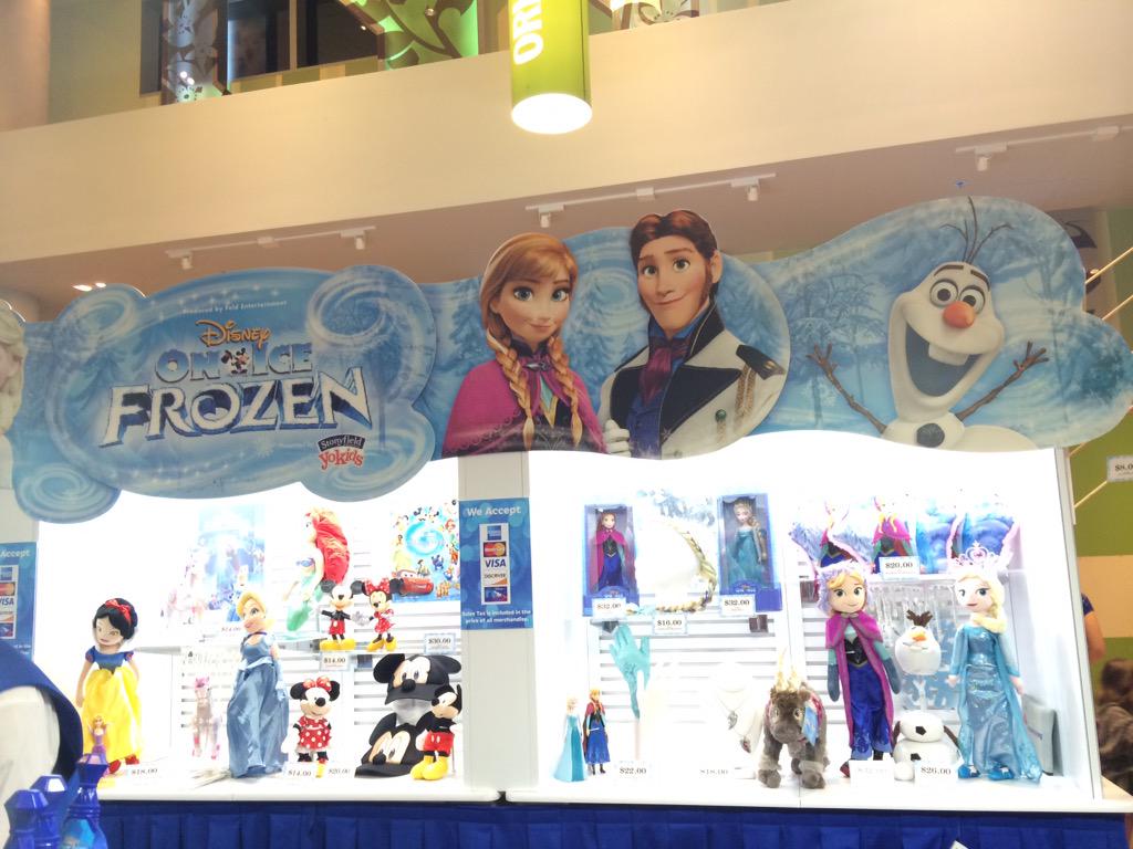 𝐸𝓇𝒾𝓀𝒶 ディズニーオンアイス Disney On Ice Frozen と今回日本に来てるオンアイスとほぼ グッズは一緒っぽいね 人ﾟ ﾟ エルサのグローブもう一個買いたいなぁ Http T Co X4hdly4isv