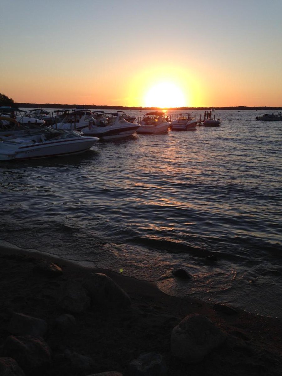 SharonJKGlenn's tweet photo. Lovely evening after fun day running around Okoboji. #sisterweekend2015 #blessed http://t.co/RZZCehGuOp