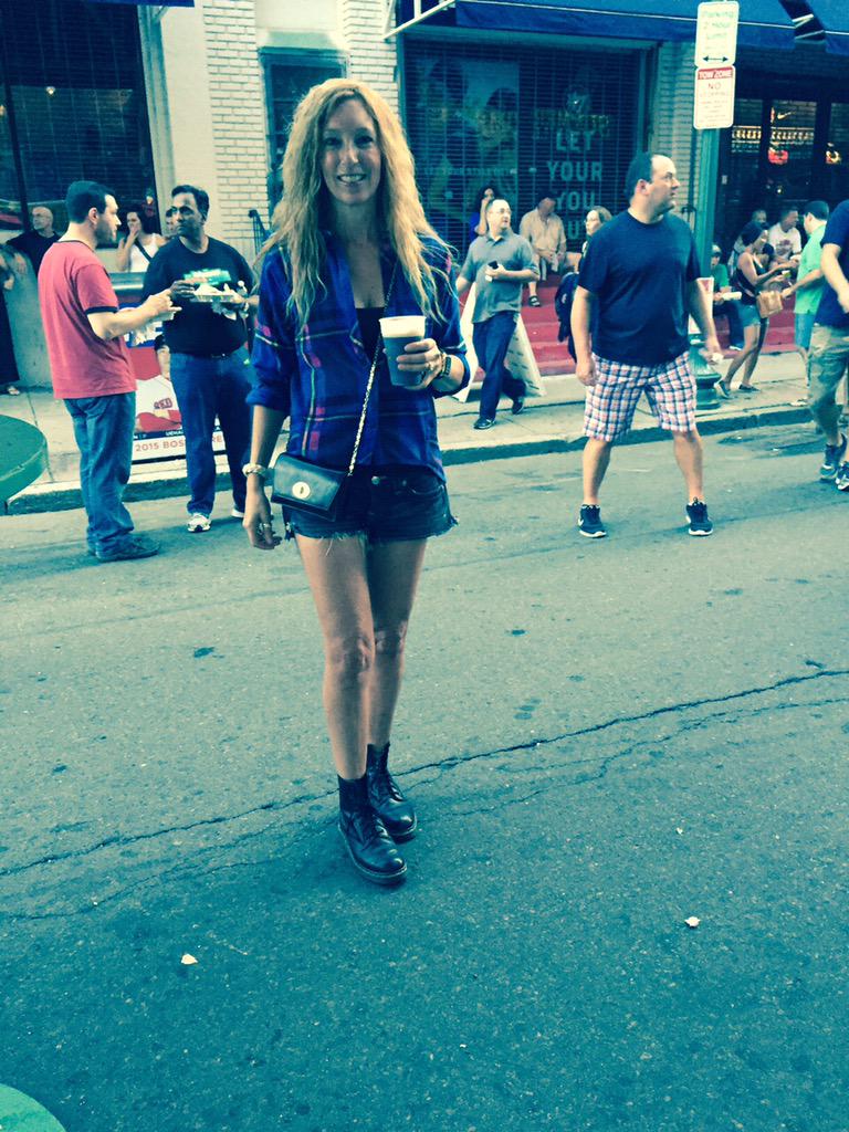 DrRachelGeller's tweet photo. Rockin the flannel and Doc Martens for the #FooFighters concert #FenwayPark @FooFightersDave @foofighters http://t.co/Wo0ZRrtEn8
