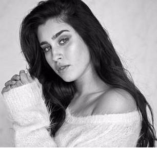 EclipseFraud's tweet image. Hello I'm Lauren I Like Red Roses and Horror Movies Rt for me Please 🌑🌓🌔