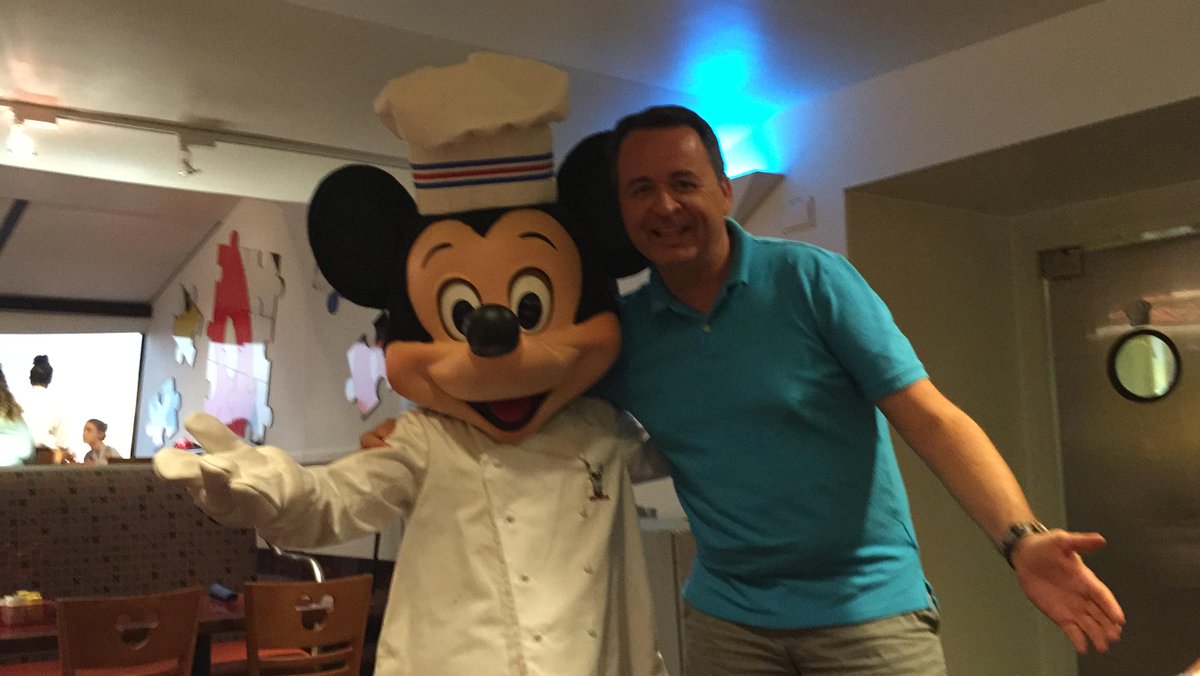 JFreakza's tweet photo. Dining with Mickey at Chef Mickey's! #bigbuffet http://t.co/5AeobTETBs