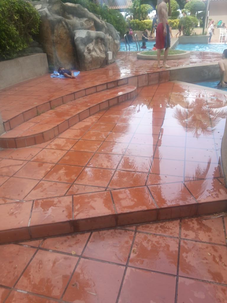 Orang lain seronok mandi kolam , tapi budak kecik tu??