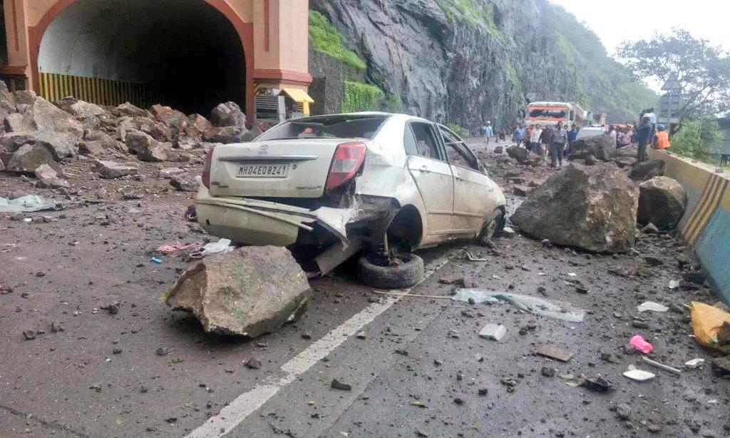 kkorde01's tweet image. Mumbai-Pune expressway closed for traffic due to landslide. Three reportedly dead in the mishap.