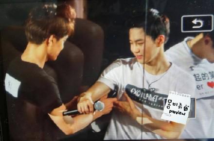 yixinqins's tweet photo. Kai poking Suho's armpit with his mic lmao http://t.co/tKVUDYsIfm